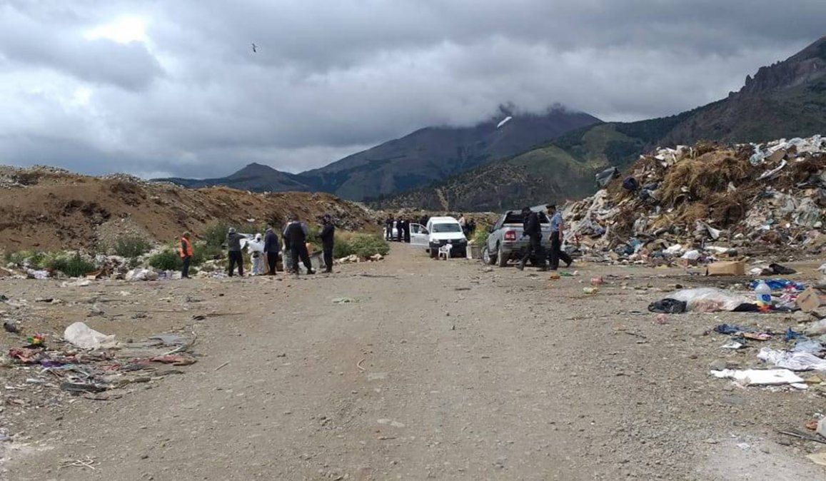El cadaver del hombre fue encontrado en un basural de Bariloche y se investiga si llegó al lugar en un camión recolector