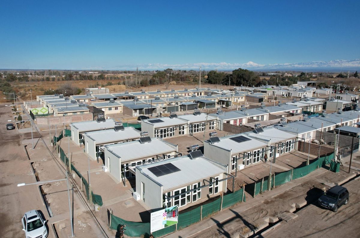 El barrio Aguaribay, donde se ubican las 16 casas ecológicas construidas en Junín, con parte de financiamiento del BID y parte del IPV. El barrio Aguaribay, donde se ubican las 16 casas ecológicas construidas en Junín, con parte de financiamiento del BID y parte del IPV.