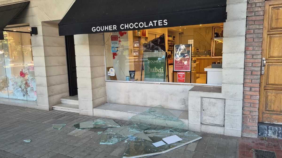 Los delincuentes destrozaron un vidrio de gran espesor de un local de calle Belgrano al 1200, de Capital.