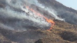 El viento Zonda dificulta las tareas de los bomberos