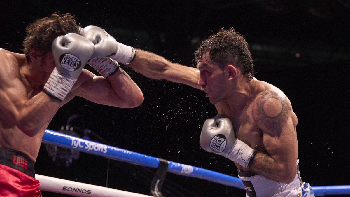 Juan Carrasco combatió contra el ruso Abdullaev este sábado. La Justicia autorizó que le retiren la pelea entre las 19 y la finalización de la pelea realizada en Mendoza. Fotos: Axel Lloret Juan Carrasco combatió contra el ruso Abdullaev este sábado. La Justicia autorizó que le retiren la pelea entre las 19 y la finalización de la pelea realizada en Mendoza. Fotos: Axel Lloret