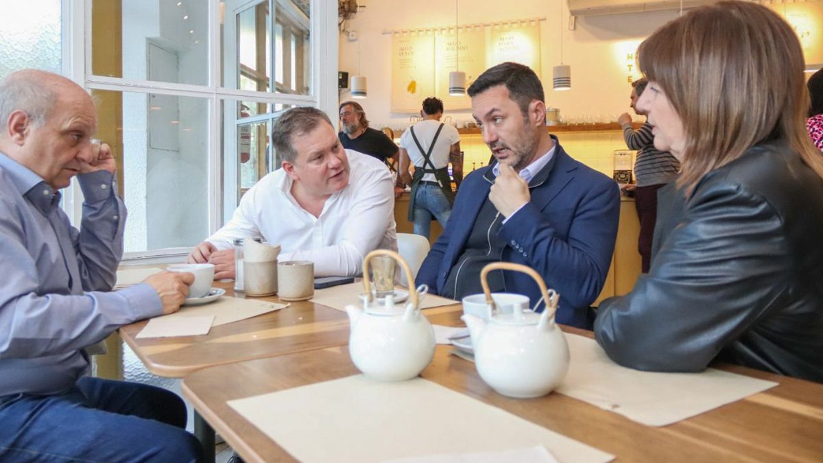 Hernán Lombardi, Juan Pablo Arenaza, Luis Petri y Patricia Bullrich compartieron un café.