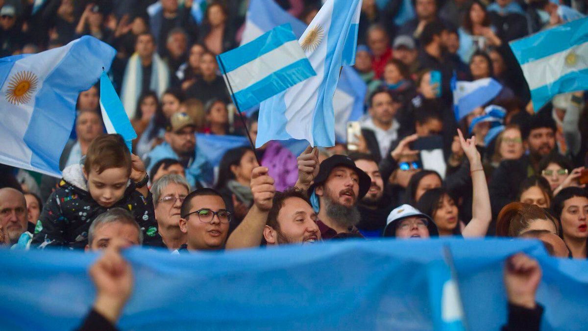 El parque Lezama se llenó de militantes en un banderazo en apoyo a Cristina Kirchner.