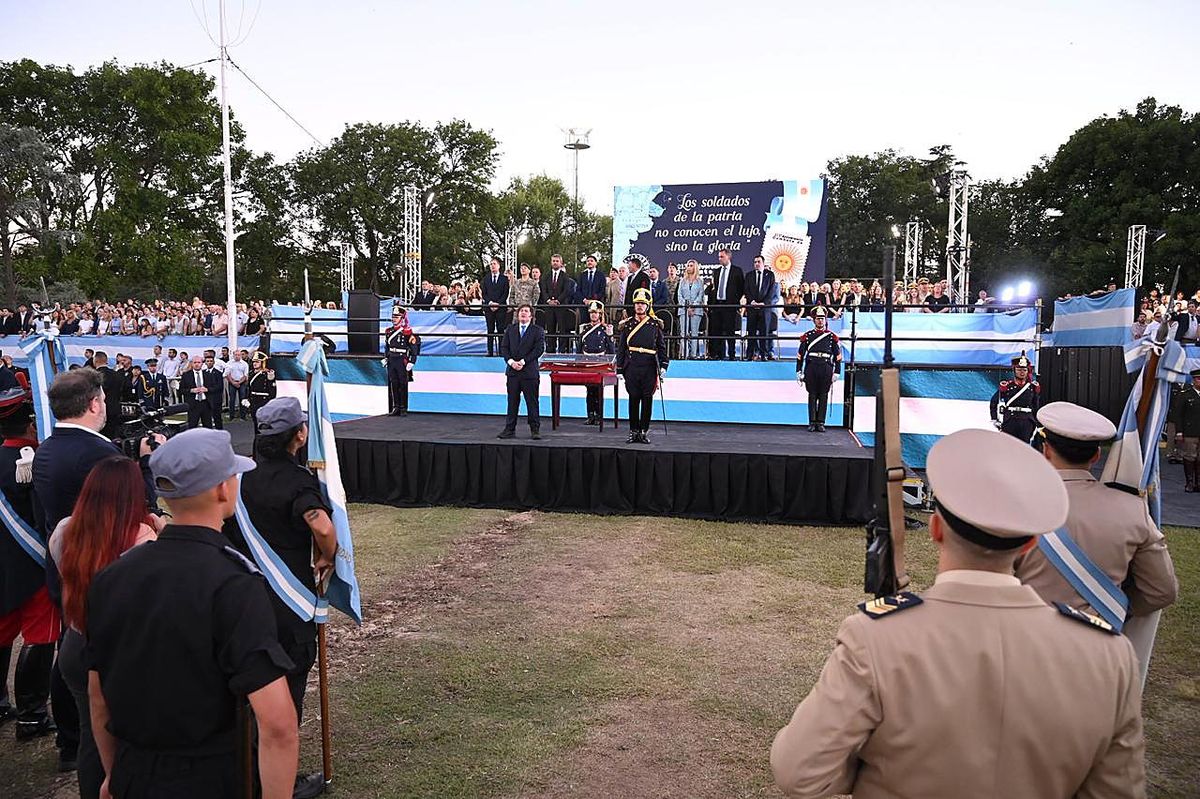 El presidente Milei junto a su hermana Karina y el gobernador de Santa Fe, Maximiliano Pullaro.