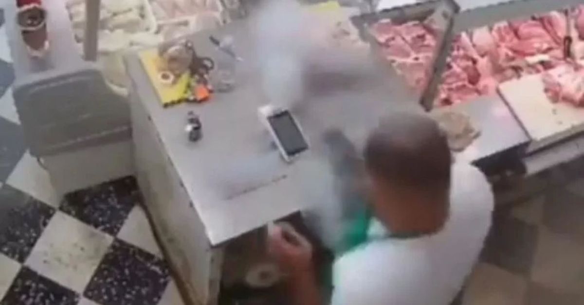 Video: a un carnicero le explotó el posnet mientras cobraba una venta. Video: a un carnicero le explotó el posnet mientras cobraba una venta.