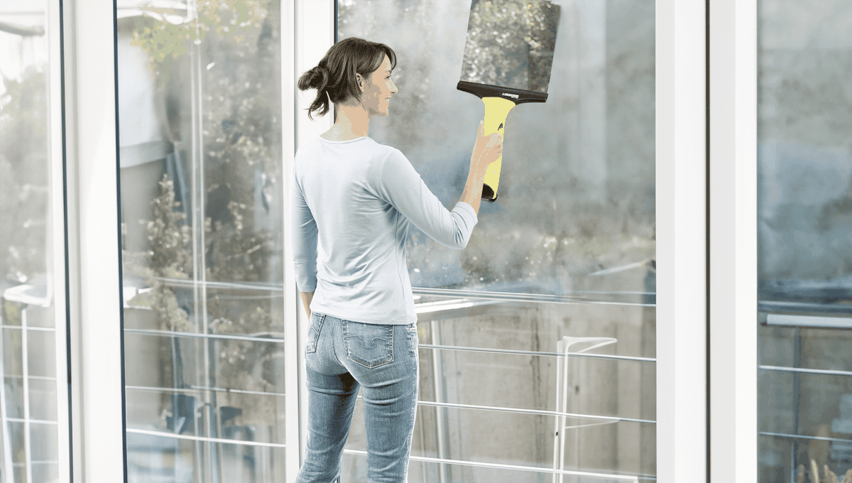 La aspiradora de ventanas es un dispositivo práctico, ligero y recargable La aspiradora de ventanas es un dispositivo práctico, ligero y recargable