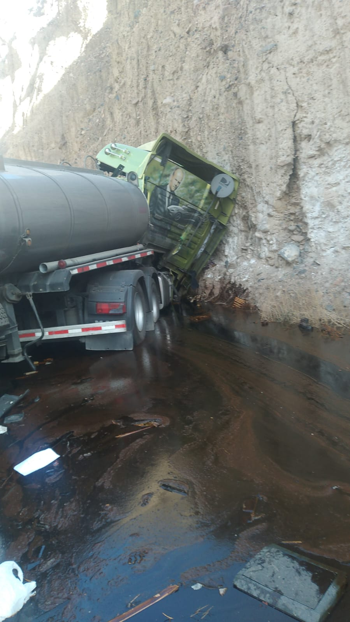 Uno de los camiones que chocaron en la ruta a Chile. Uno de los camiones que chocaron en la ruta a Chile.