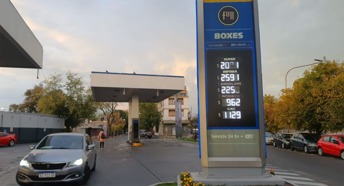 Nuevos precios de las naftas en YPF (Foto Pablo Gamba).