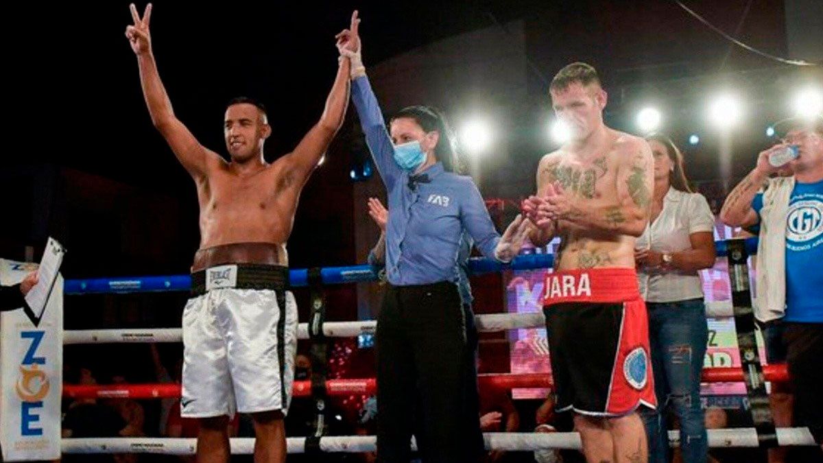 El combate terminó con nocaut a favor del policía antes del final del primer round.
