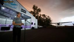 Omar Félix, intendente de San Rafael, en el aeropuerto Santiago Germanó.