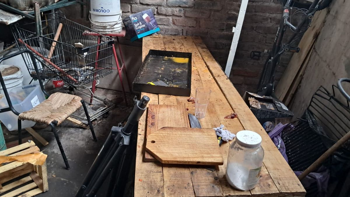El lugar donde en denunciado por estafas preparaba la comida para los eventos que vendía no tenía ninguna condición de higiene. El lugar donde en denunciado por estafas preparaba la comida para los eventos que vendía no tenía ninguna condición de higiene.