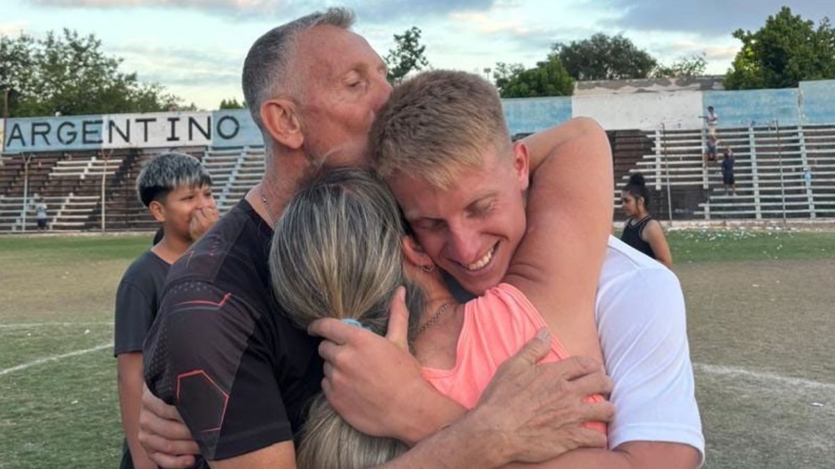 Emiliano Cuvertino sigue los pasos de su padre y brilla como delantero del Atlético Argentino