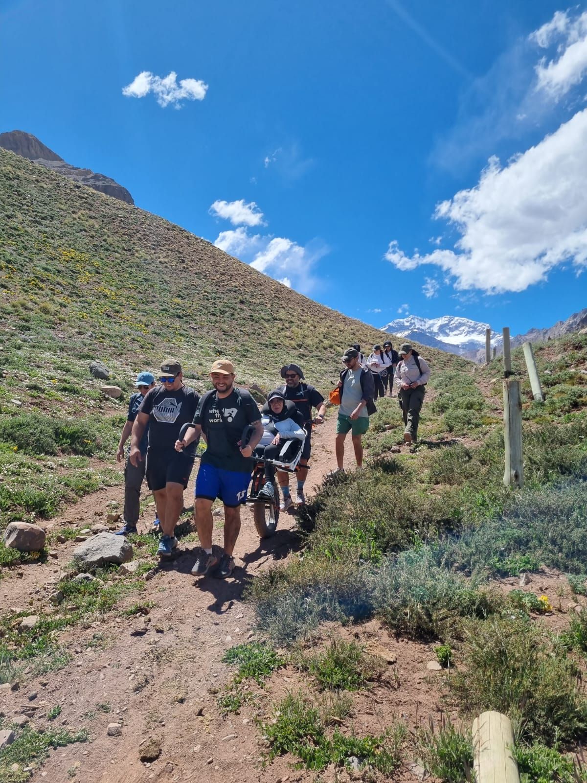 Una turista de Estados Unidos recorre la Laguna de Horcones en un monociclo adaptado. La mujer tiene una enfermedad en la columna vertebral y no puede caminar.