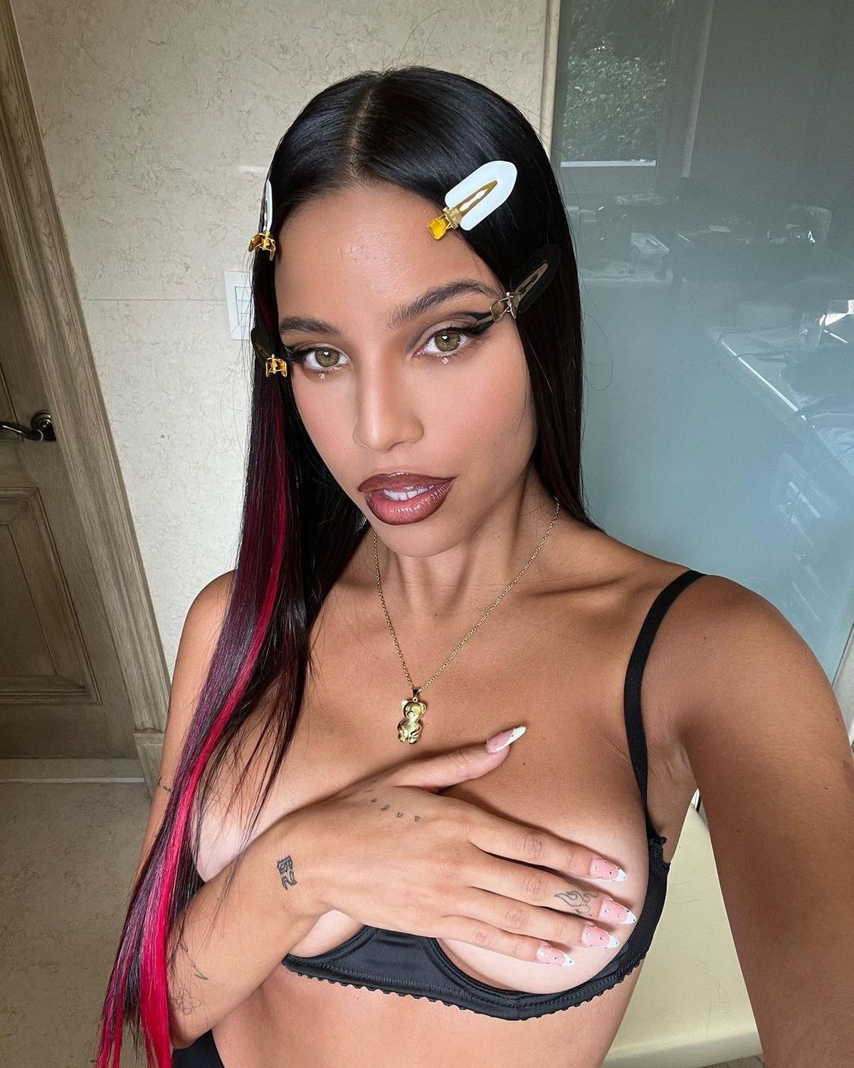 Emilia mernes desnuda