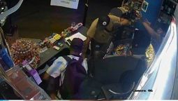 Ambos delincuentes quedaron detenidos. El robo ocurrio en un minimarket de capital.