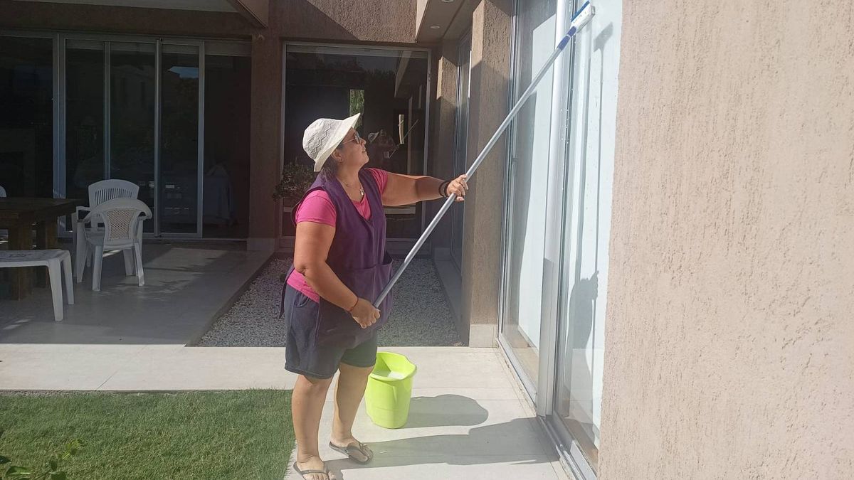 Marisa le pone toda la actitud a su día de trabajo. Marisa le pone toda la actitud a su día de trabajo.