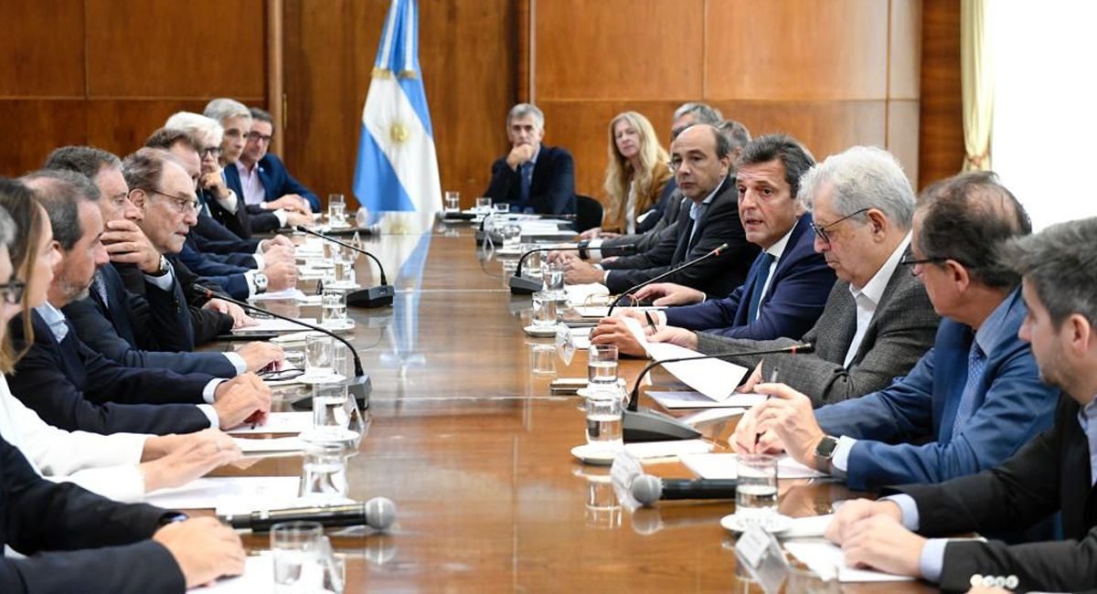 Antes del acto en Mendoza, Sergio Massa se reunió con banqueros por el canje de bonos en dólares