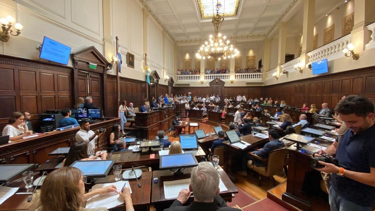 Más de 100 productores se hicieron presentes en la Legislatura provincial para participar en la sesión. Más de 100 productores se hicieron presentes en la Legislatura provincial para participar en la sesión.