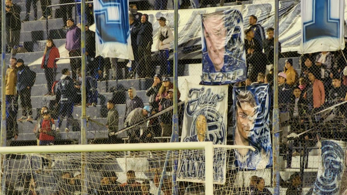 La popular Sur de Independiente Rivadavia, con pocos hinchas y el recuerdo de Pablo Morcos