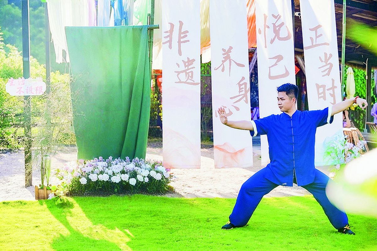 Ruan Yize, un estudiante de doctorado de 25 años, lleva más de una década practicando baduanjin. PARA USO DE CHINA DAILY.