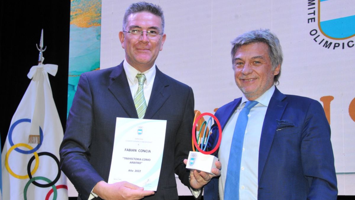 El mendocino destacado en el mundo del deporte, Fabi&aacute;n Concia, fue distinguido por su trayectoria como &aacute;rbitro a nivel internacional por el Comit&eacute; Ol&iacute;mpico Argentino, en su cena anual el pasado 2022.