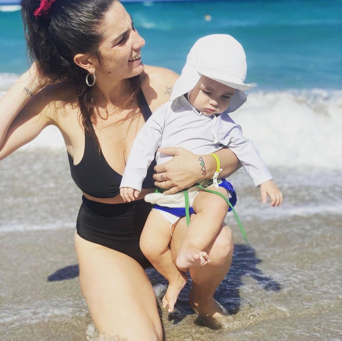 Juana Repetto con su hijo Belisario de vacaciones.