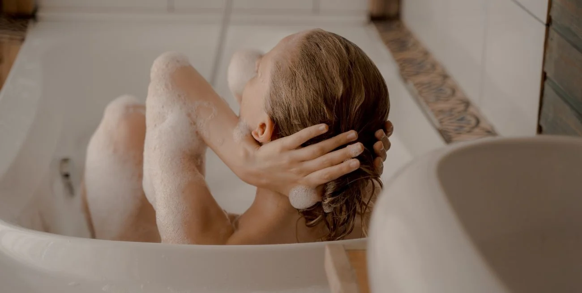 Qué diferencia la ducha del baño y cuáles son los beneficios de cada práctica de limpieza. Qué diferencia la ducha del baño y cuáles son los beneficios de cada práctica de limpieza.