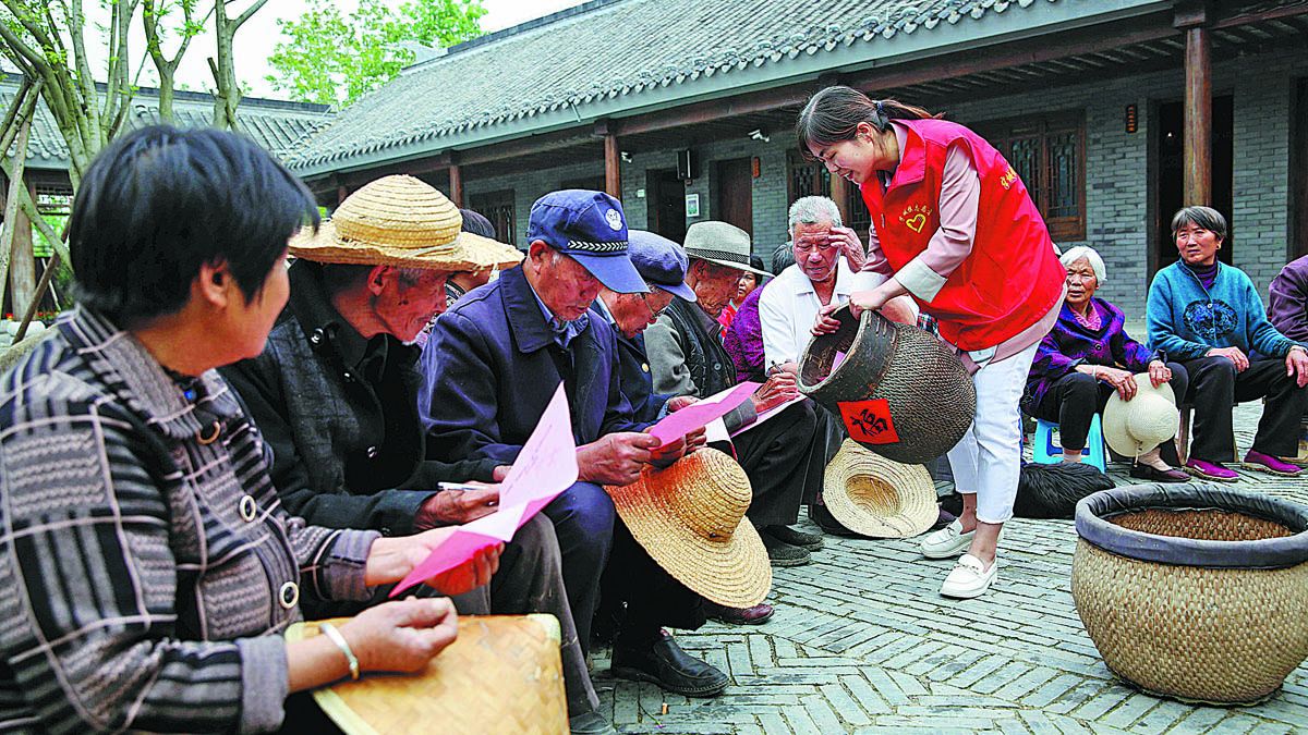 Los aldeanos presentan propuestas al comité del pueblo de Bancheng, ciudad de Suqian, provincia de Jiangsu. XU CHANGLIANG / PARA CHINA DAILY