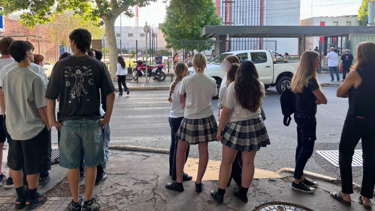 Tras la sanción a más de un centenar de alumnos del colegio Santa María, varios padres acudieron a quejarse por la severidad de la sanción. Tadeo García Zalazar marcó que ellos deberían saber del nivel de las sanciones porque las firmaron en el reglamento al inscribir a sus hijos. Tras la sanción a más de un centenar de alumnos del colegio Santa María, varios padres acudieron a quejarse por la severidad de la sanción. Tadeo García Zalazar marcó que ellos deberían saber del nivel de las sanciones porque las firmaron en el reglamento al inscribir a sus hijos.