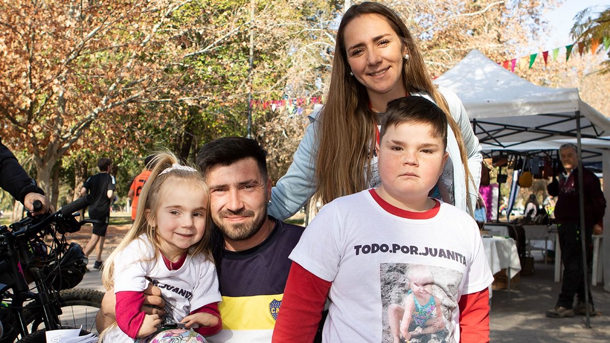 Juanita con los papás y el hermano en un momento de la colecta.