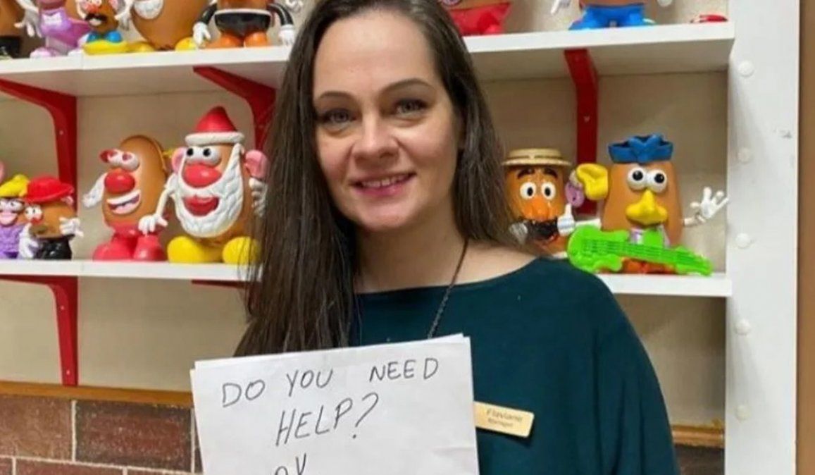 La camarera notó que el niño tenía varias lesiones en su rostro y sus brazos, le mostró la nota secreta, y ante la respuesta del menor, decidió llamar a la policía