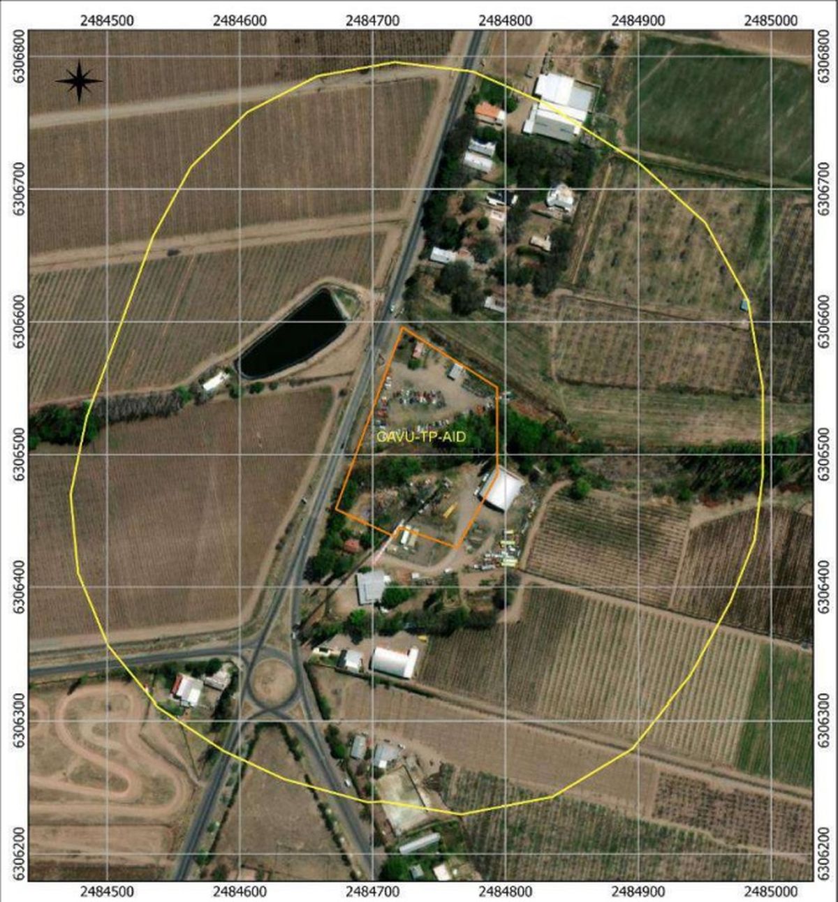 El terreno del ex matadero municipal está delimitado con naranja. El estudio de impacto ambiental informa que el cauce cruza el predio del centro ambiental, pero es un cauce aluvional no permanente. El terreno del ex matadero municipal está delimitado con naranja. El estudio de impacto ambiental informa que el cauce cruza el predio del centro ambiental, pero es un cauce aluvional no permanente.