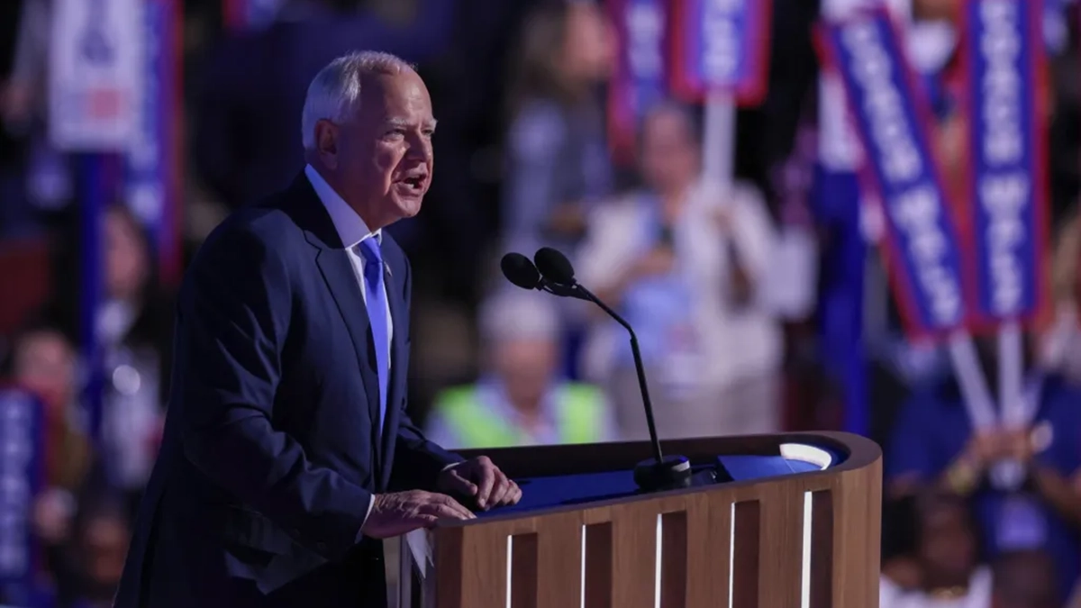 El carismático gobernador de Minnesota y candidato demócrata a la vicepresidencia, Tim Walz. Crédito: EFE/Justin Lane.