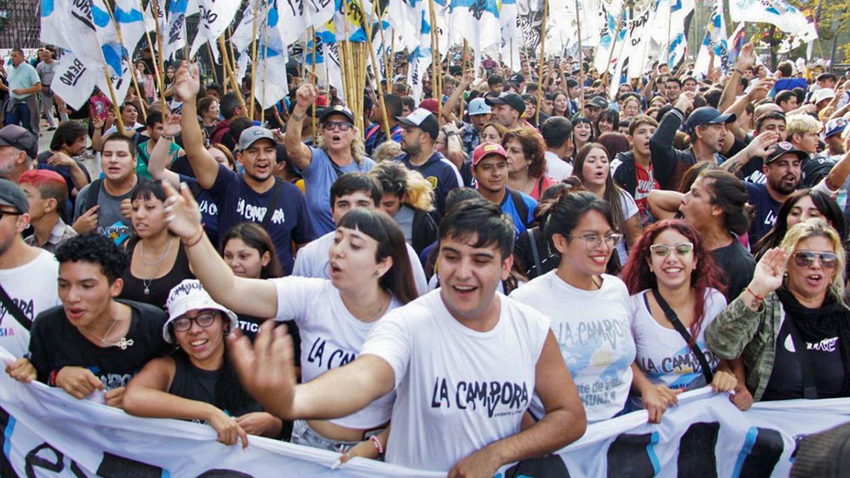 Afuera del Teatro Argentino, cientos de militantes justicialistas se agolparon para escuchar a Cristina Kirchner.
