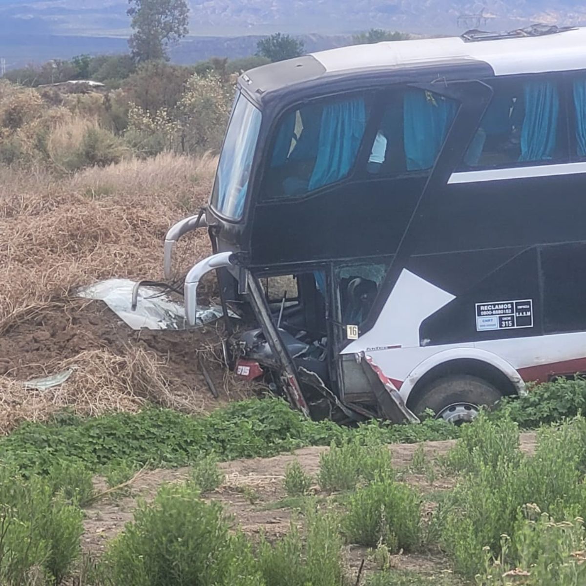Otra vista de la forma en que quedó semienterrado el ómnibus de hinchas de River Plate, tras se chocado en su lateral por el VW Gol donde murió su conductora.