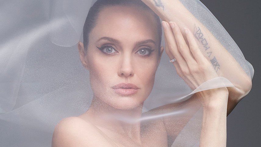 Angelina Jolie posó desnuda para una revista y criticó duramente a Brad Pitt