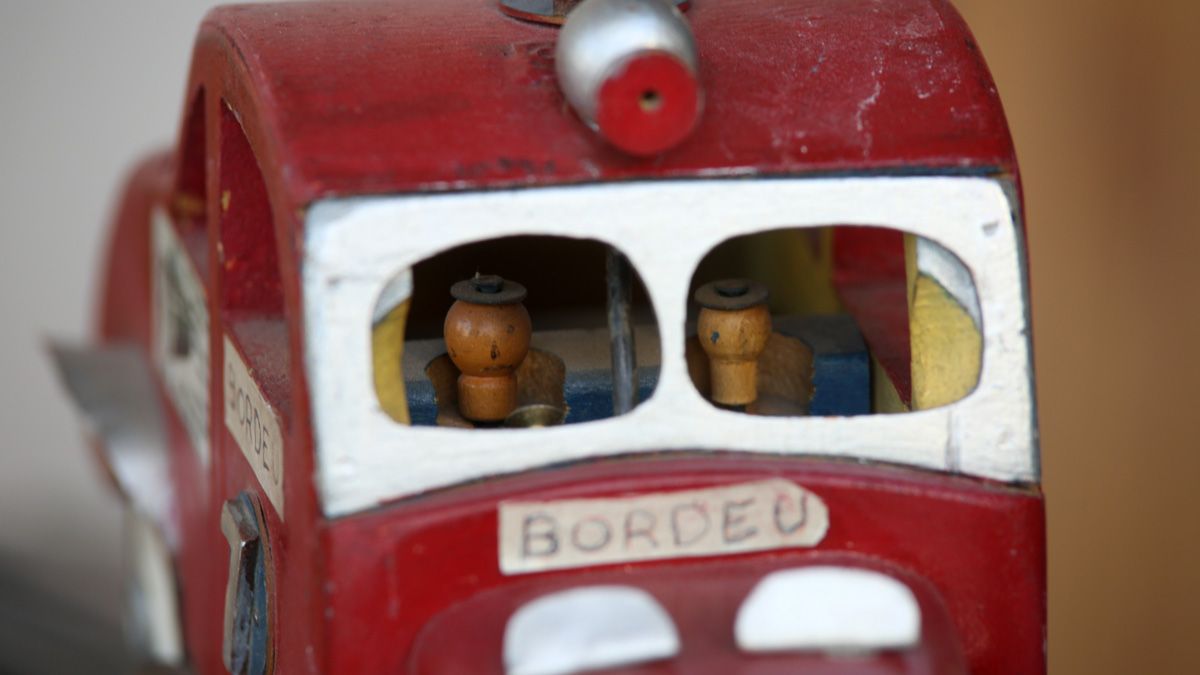 Para los memoriosos. Los juguetes no son sólo para los niños, ya que las reproducciones de las viejas coupés del Turismo de Carretera nos recuerdan a pilotos como Juan Manuel Bordeau, y eso atrae a los adultos mayores que vivieron esa época romántica del deporte motor.