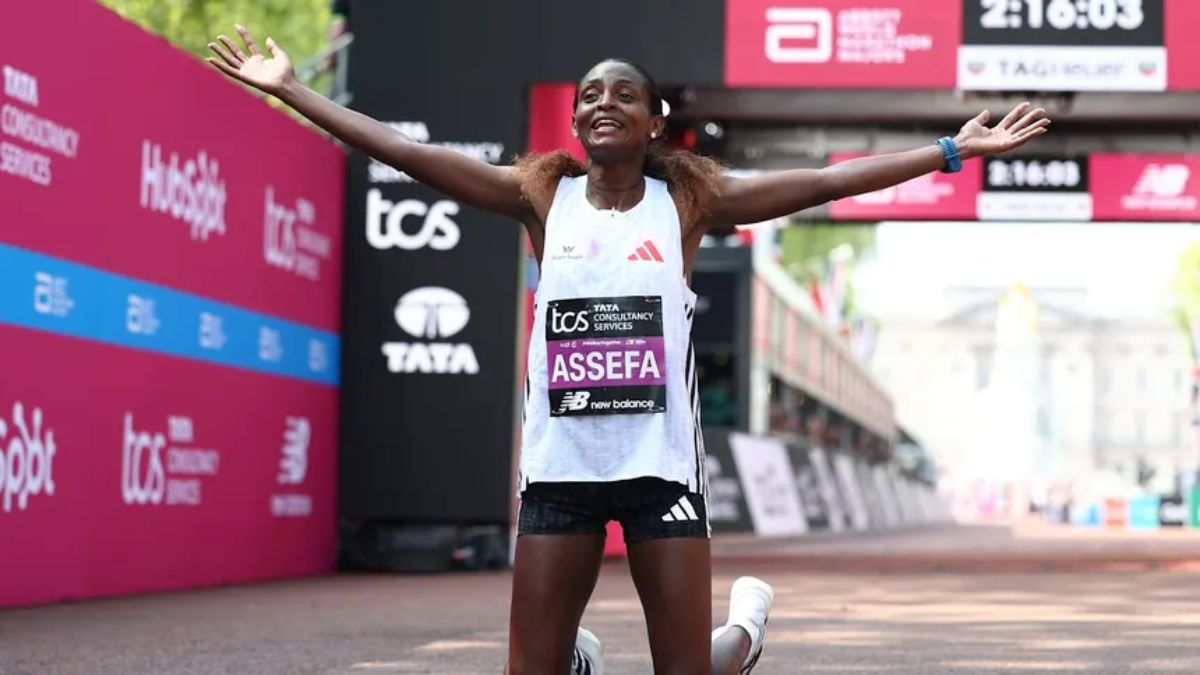 Tigst Assefa también quebró en la Maratón de Londres 2026 el récord mundial femenino de la distancia. Tigst Assefa también quebró en la Maratón de Londres 2026 el récord mundial femenino de la distancia.