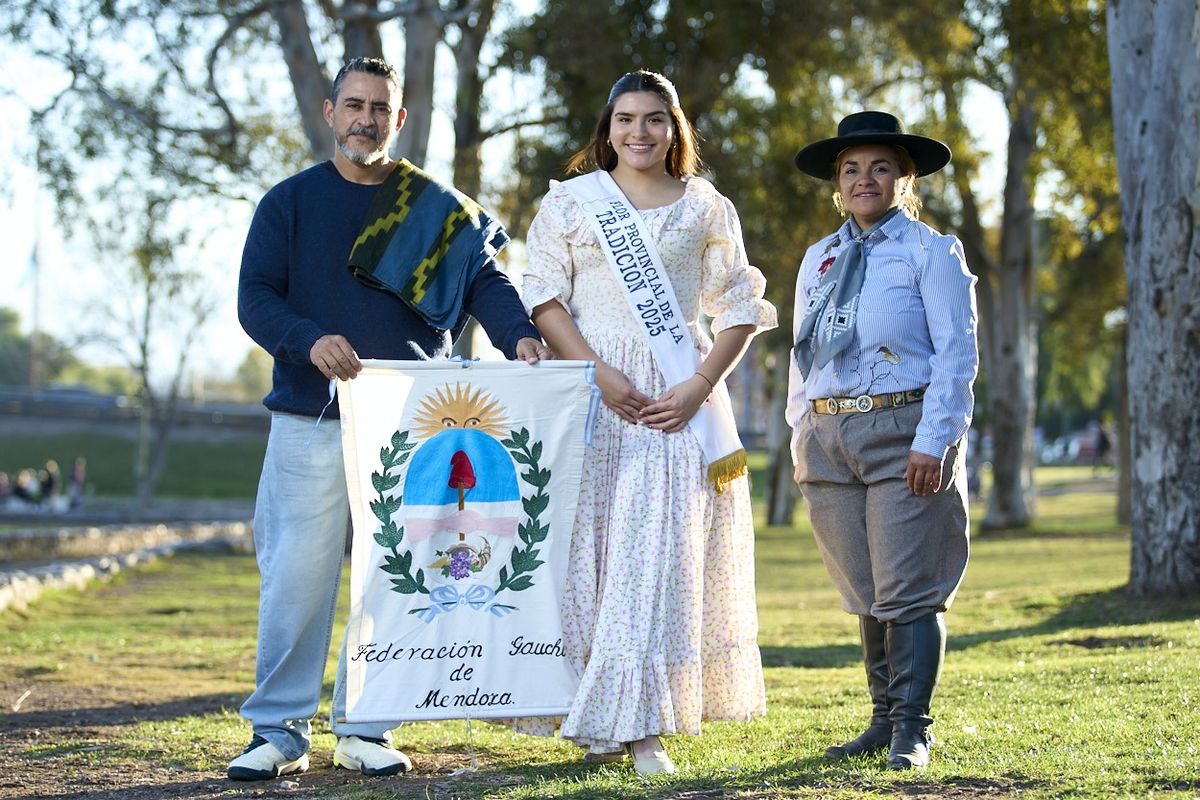 Macarena con Sergio Magallanes, organizador del evento del miércoles, y la coordinadora de flores y paisanas de la Tradición, Maribel Reyes.