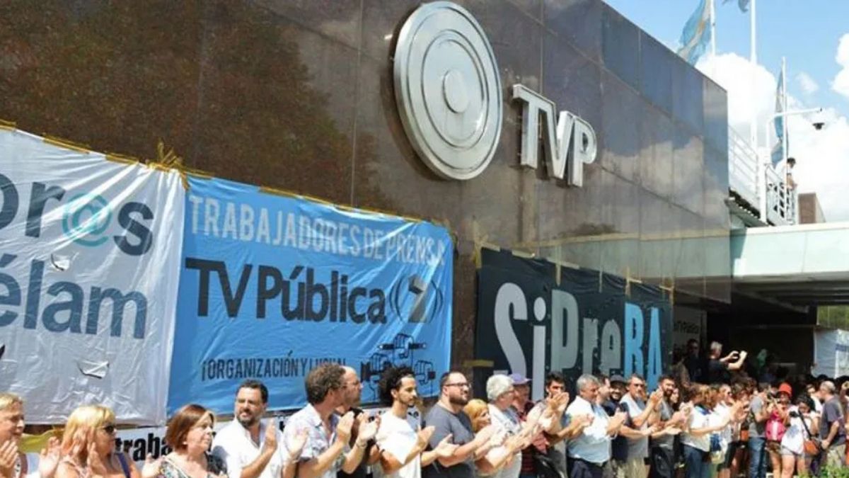 Trabajadores de los medios públicos en contra de la intervención dispuesta por Javier Milei. Trabajadores de los medios públicos en contra de la intervención dispuesta por Javier Milei.
