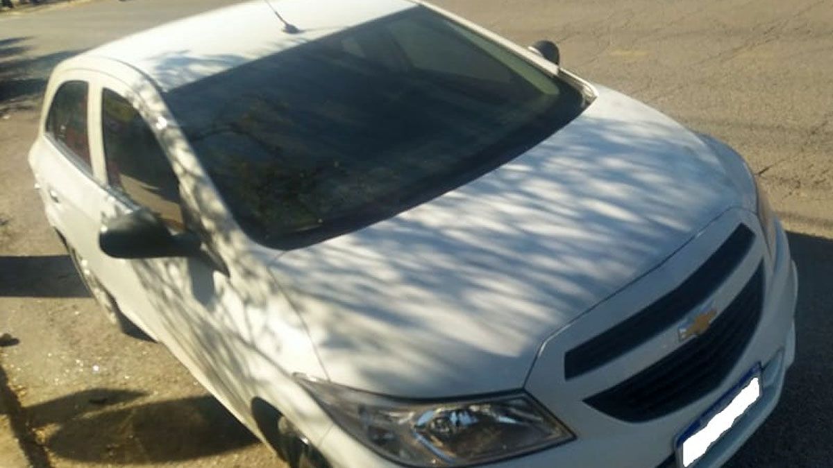 El auto alquilado usado por los ladrones. Lo abandonaron junto con el botín que habían sustraído. Dos escaparon y una mujer fue detenida.