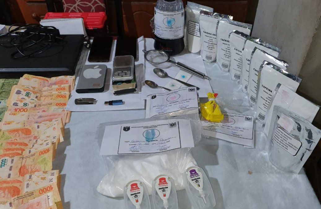 A la mujer imputada se le incautó una encomienda con 1,020 kg de metanfetamina, y otras drogas como cocaína y cafeína. Además, $81.000 en efectivo y un revólver.