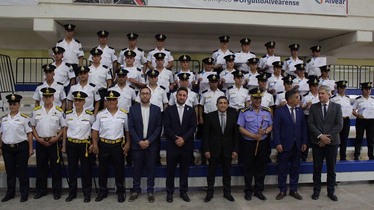 Autoridades y nuevos miembros de la Policía de Mendoza en la foto final del acto.