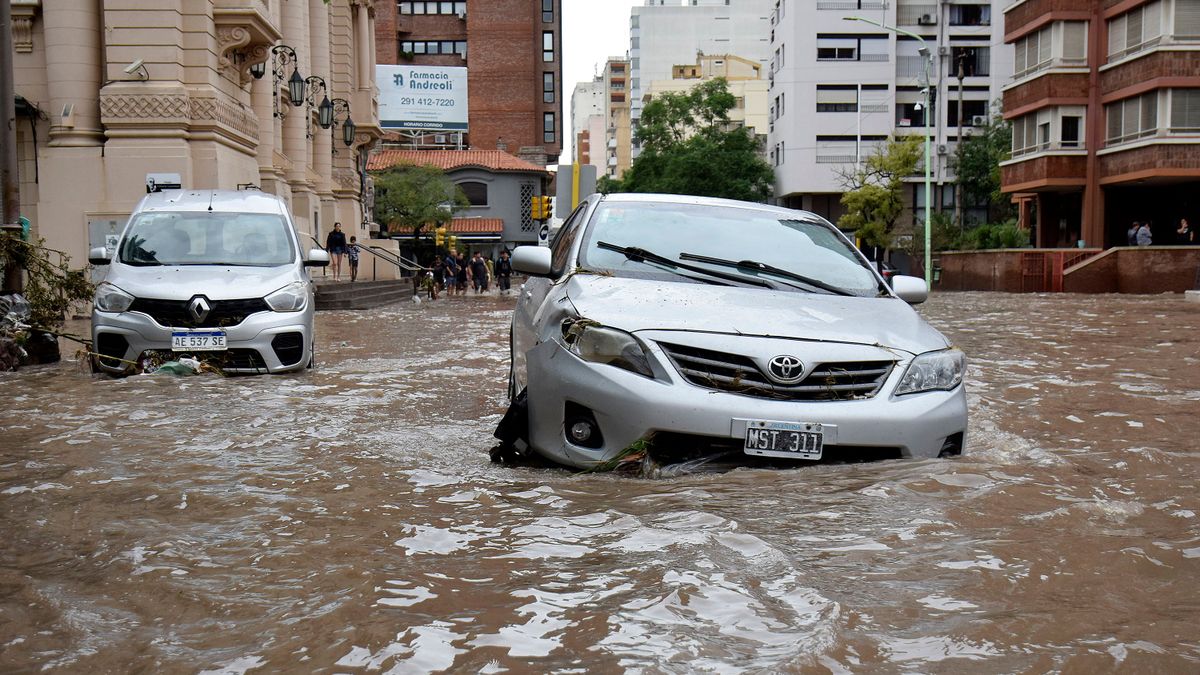 Bajo el agua. Bahía Blanca quedó devastada tras un fuerte temperal. Decretaron tres días de duelo.