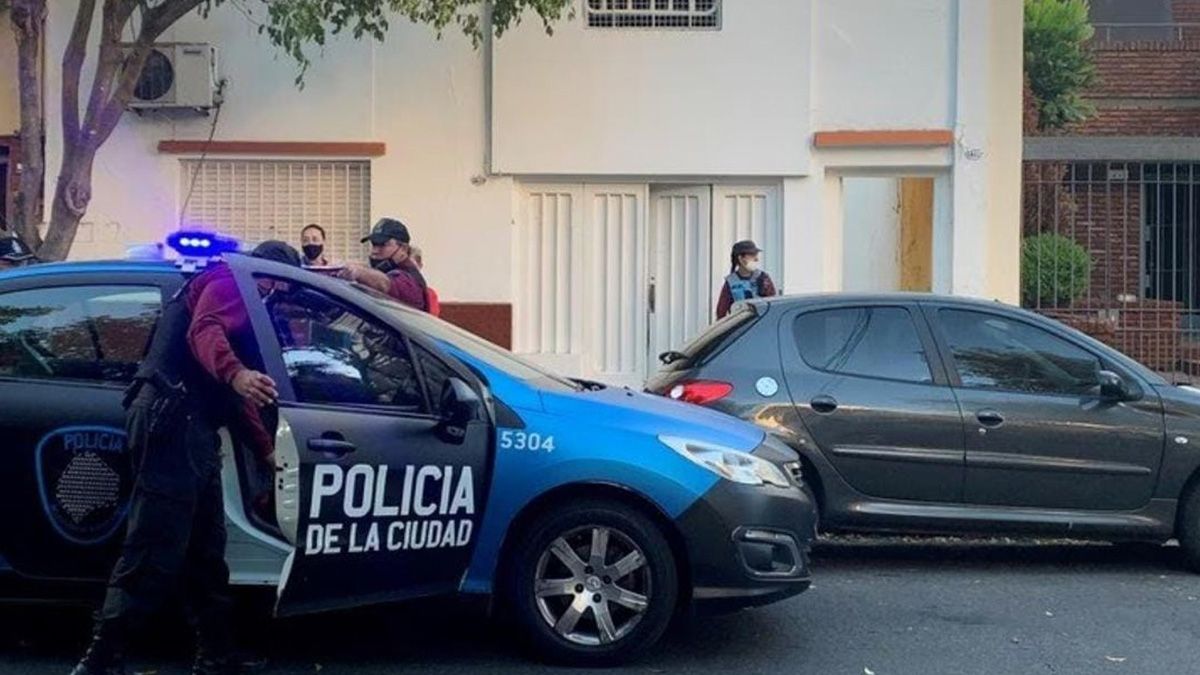 La Policía de la Ciudad intervino en el crimen, luego de un llamado de la hija de la mujer asesinada, en un departamento del barrio porteño de Caballito