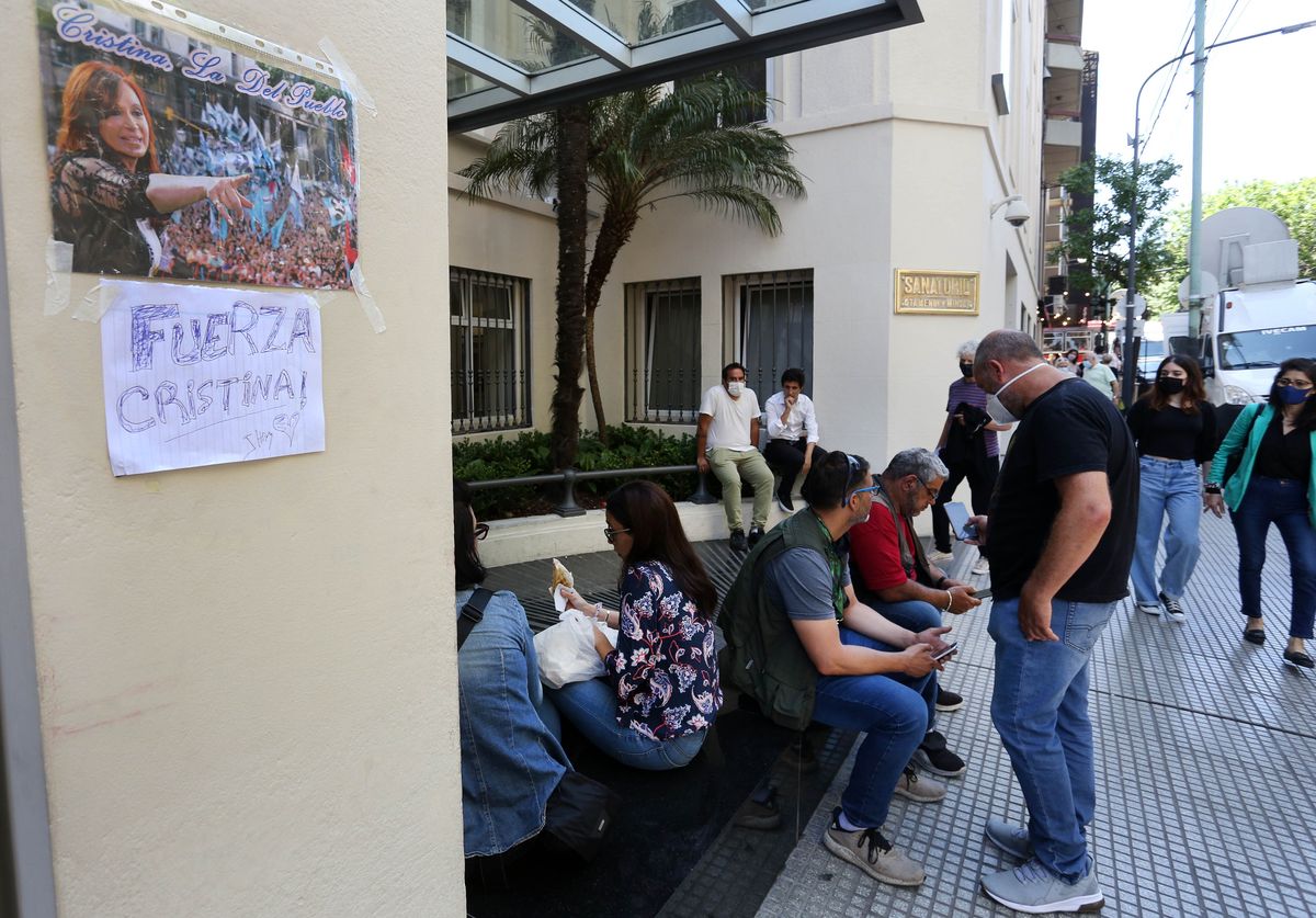 Periodistas esperan por el parte médico en el Sanatorio Otamendi donde se encuentra internada la vicepresidenta Cristina Kirchner.