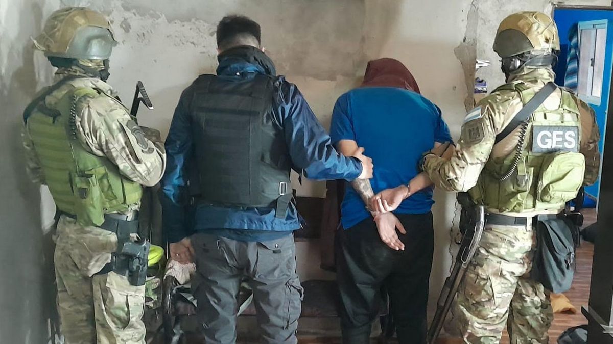 La Policía capturó en el barrio La Favorita a un sospechoso de participar de un tiroteo en el barrio La Gloria en el que hirieron a un chico de 11 años y otro jóven. Foto: Ministerio de Seguridad.