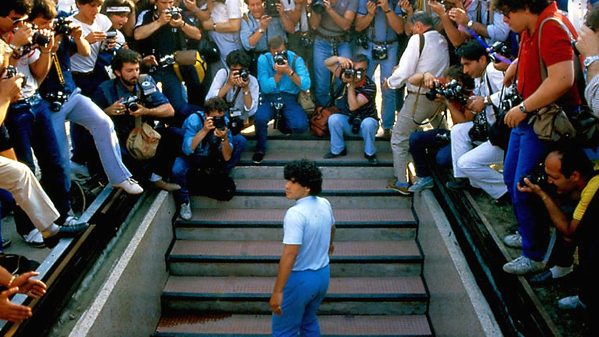 En Nápoles se llenó el estadio para recibirlo.