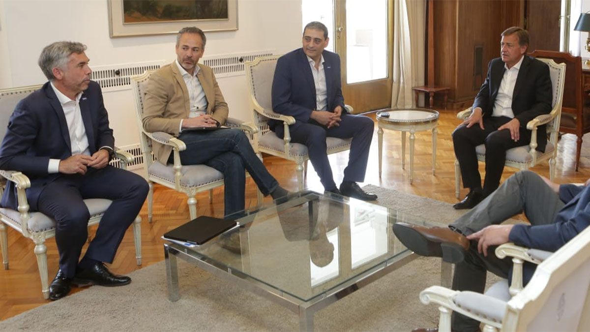 Pablo Iuliano, CEO de YPF (sentado junto al gobernador Rodolfo Suarez), confirmó el arranque de las obras civiles en el sector mendocino de Vaca Muerta.