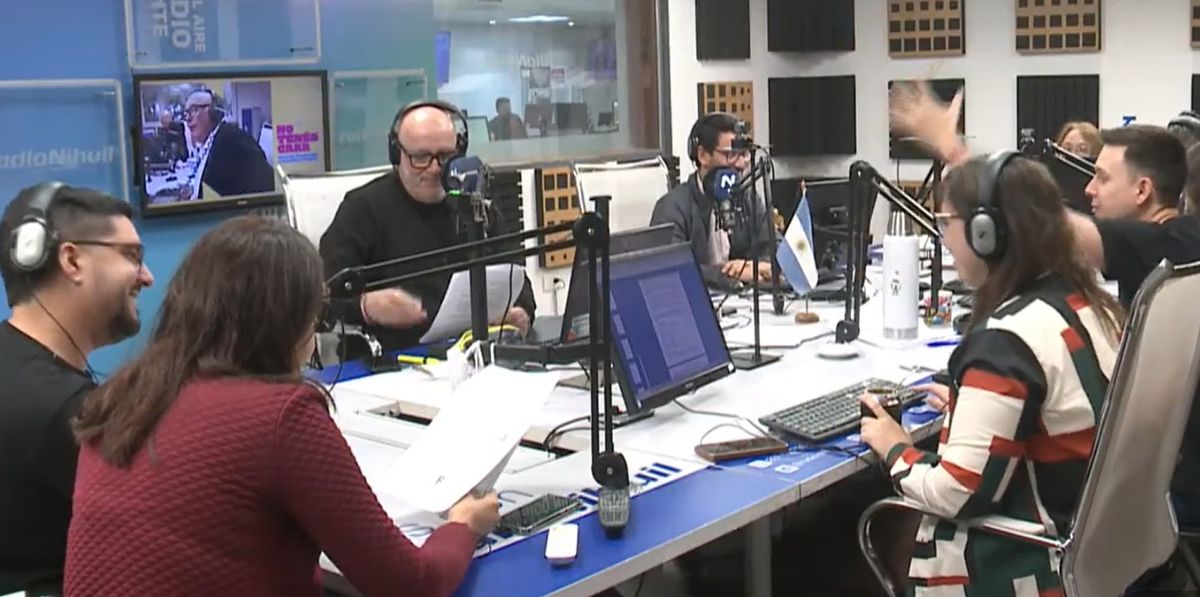 El equipo de radio Nihuil mientras interpretaba El equipo de radio Nihuil mientras interpretaba